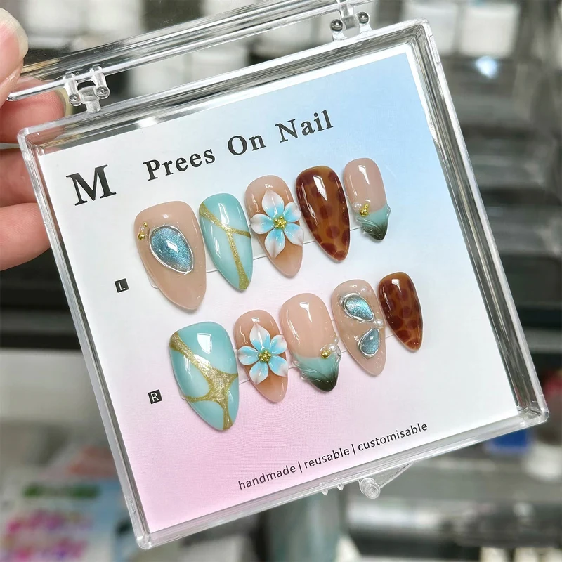 Künstlerisches Press-On Nagelkunstset mit floralen und Edelsteinen Akzenten Karnz