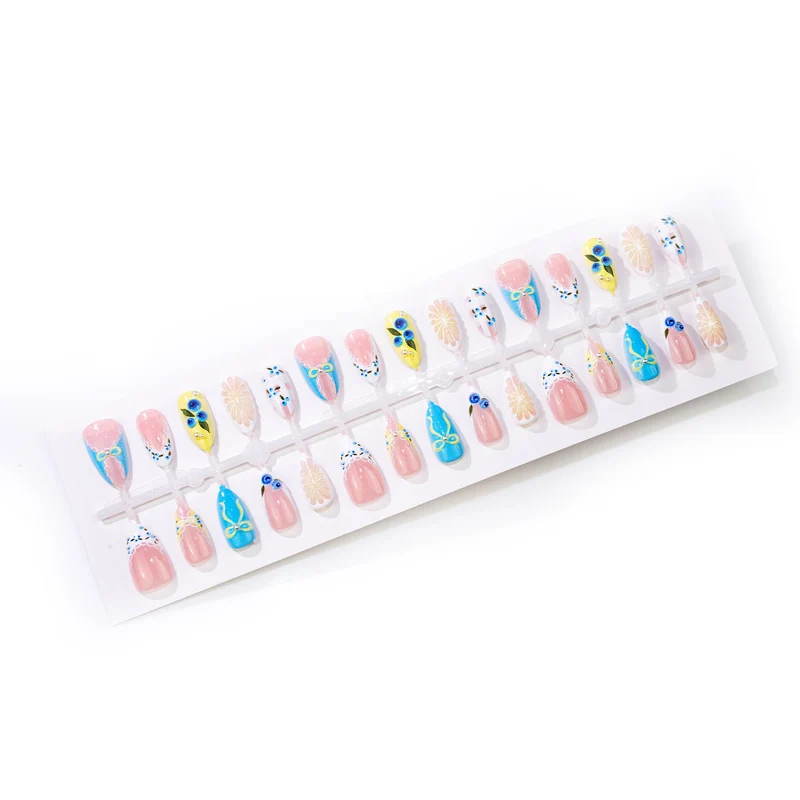 Künstlerisches Press-on-Nagelset mit floralen und Schleifenmustern Karnz