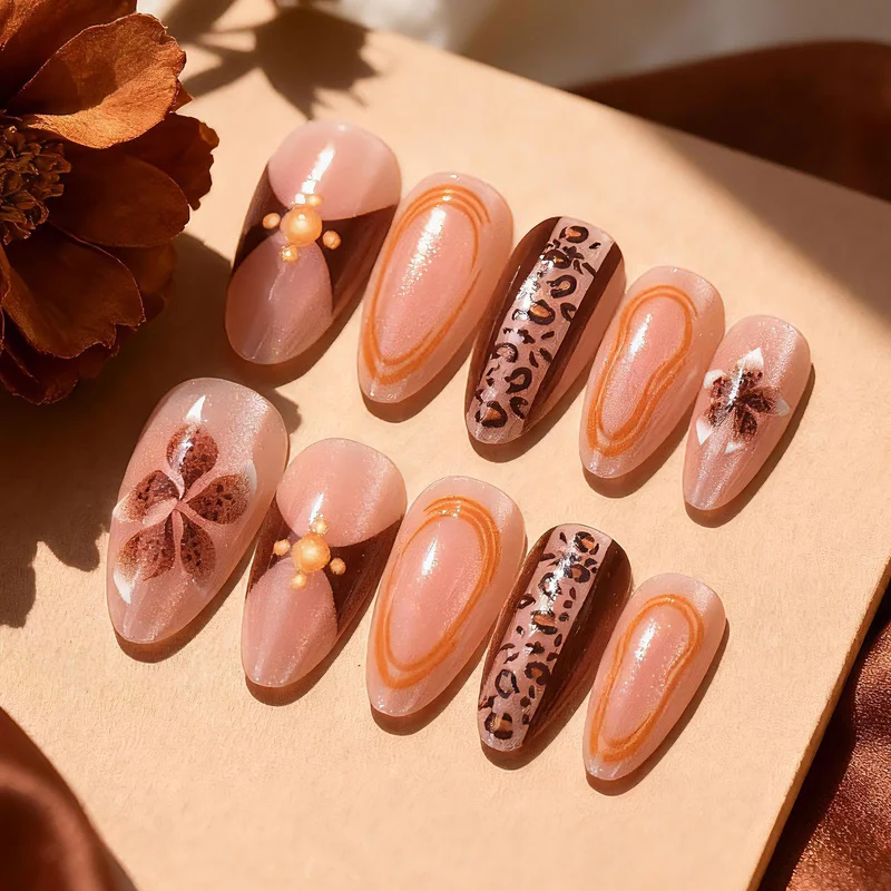 Künstlerisches Press-On Nagelkunstset mit floralen und tierischen Drucken Karnz
