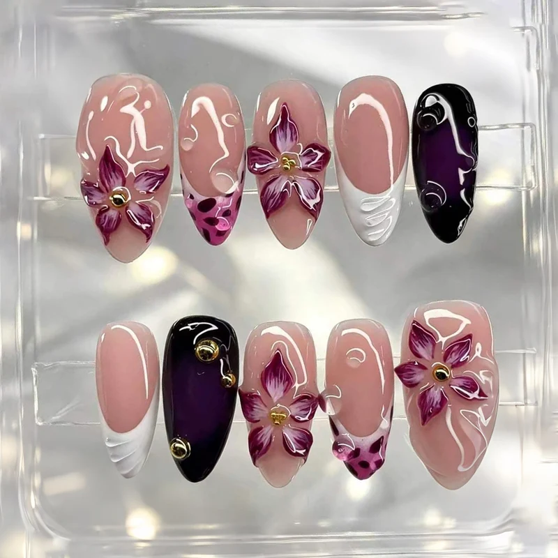 Künstlerisches Press-On Nail Art Set mit Floral-Akzenten Karnz