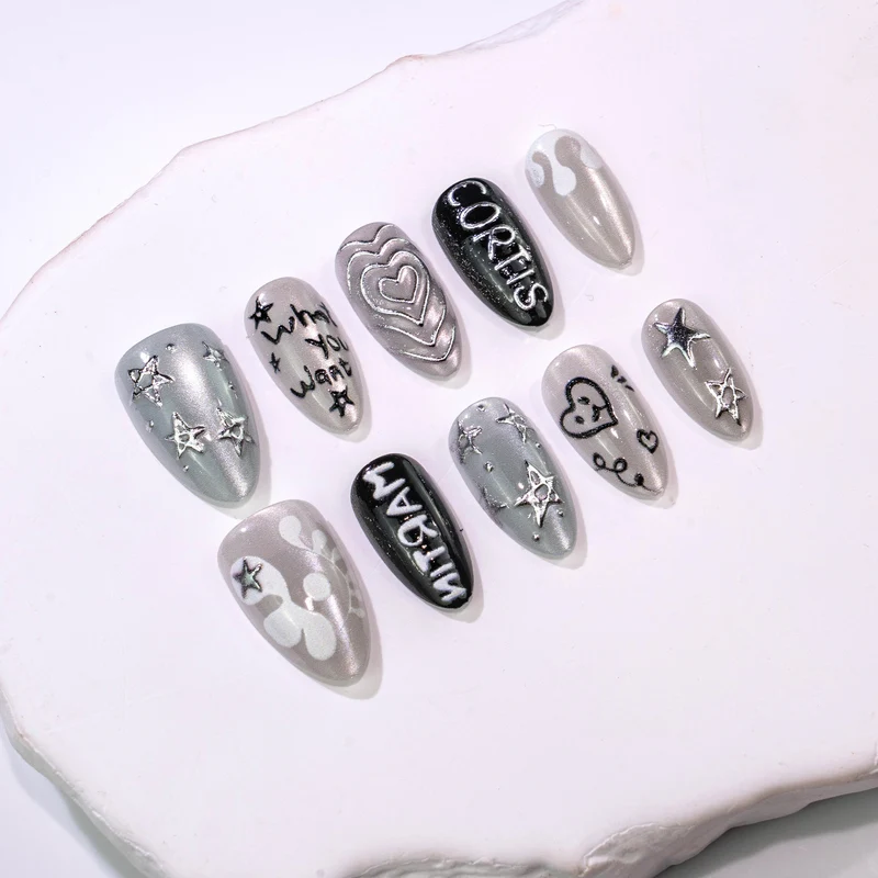 Künstlerisches Press-On Nagel Art Set mit maßgeschneiderten Designs Karnz