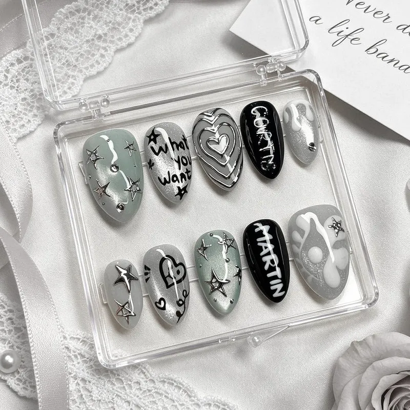 Künstlerisches Press-On Nagel Art Set mit maßgeschneiderten Designs Karnz