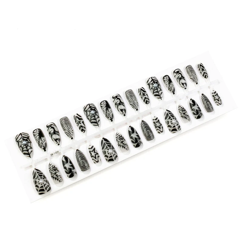 Künstlerisches Press-On Nagelkunst Set mit abstrakten Designs Karnz