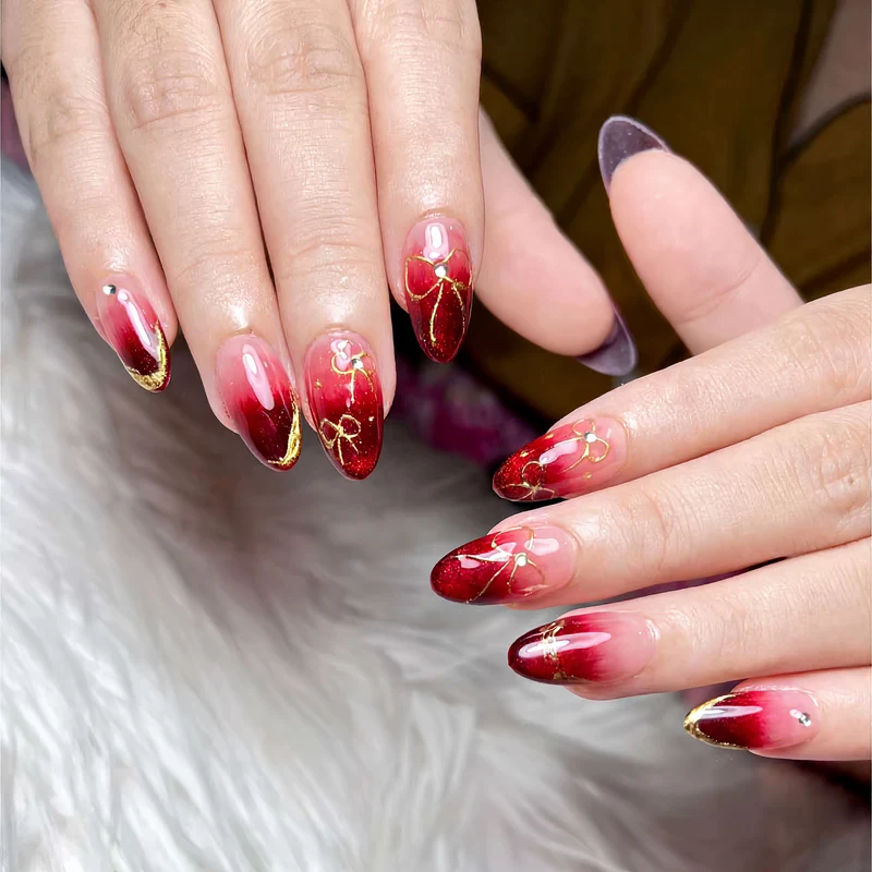Künstlerisches Ombre Press-On Nail Art Set mit goldenen Akzenten Karnz