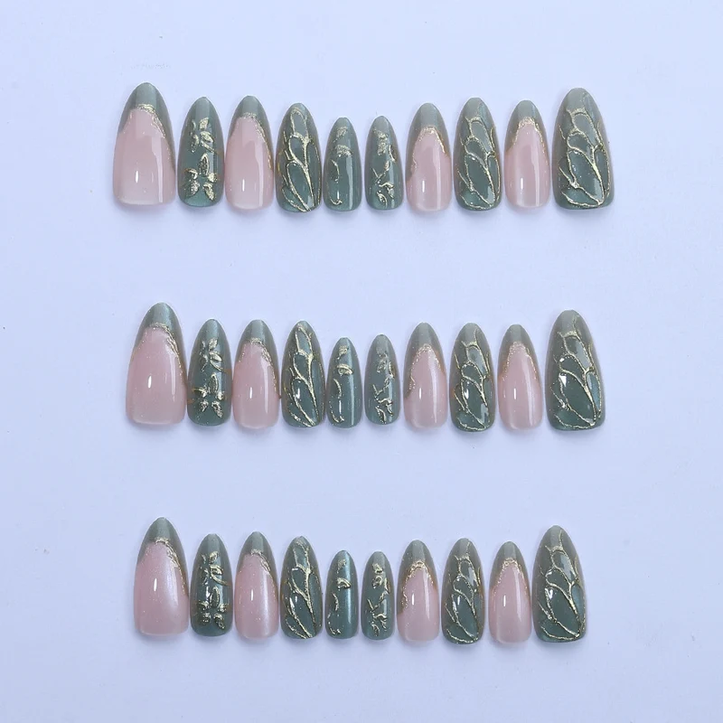 Künstlerisches Nagelkunst-Set mit Gold- und Blattdesign Karnz