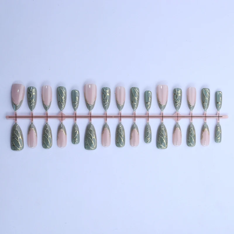 Künstlerisches Nagelkunst-Set mit Gold- und Blattdesign Karnz