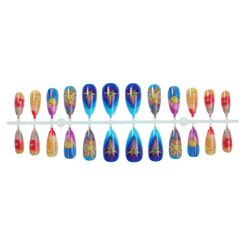 Künstliches florales Stiletto Press-On Nagelset Karnz