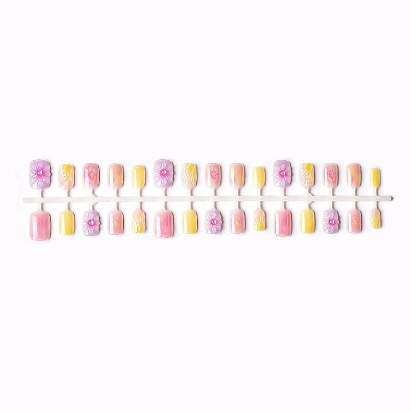 Künstlerisches Floral Press-On Nails Set Karnz