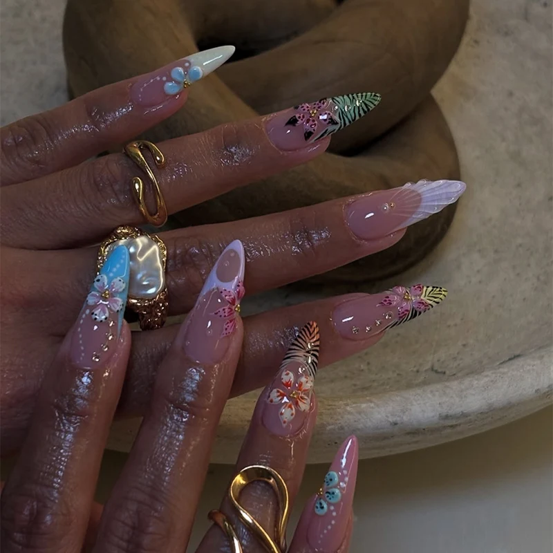 Künstlerisches Floral Press-On Nageldesign Karnz