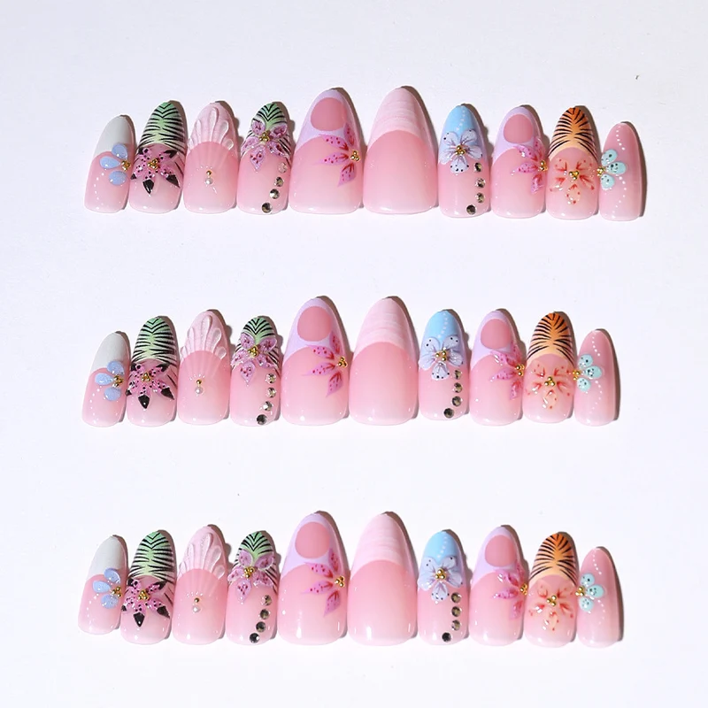 Künstlerisches Floral Press-On Nageldesign Karnz