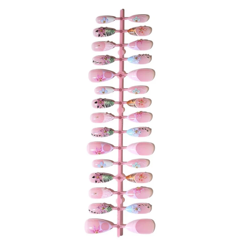 Künstlerisches Floral Press-On Nageldesign Karnz