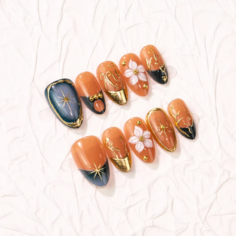 Künstlerische florale Press-On Nagelkunst mit goldenen Akzenten Karnz