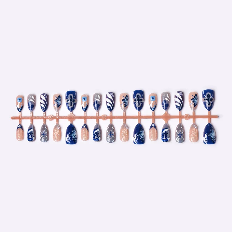 Künstlerisches florales Press-On-Nagelkunst-Set mit Perlenakzenten Karnz