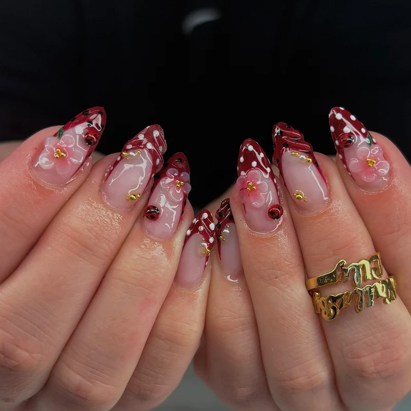 Künstlerisches Blumendesign Press-On Nagelkunst-Set mit Marienkäferdesign Karnz