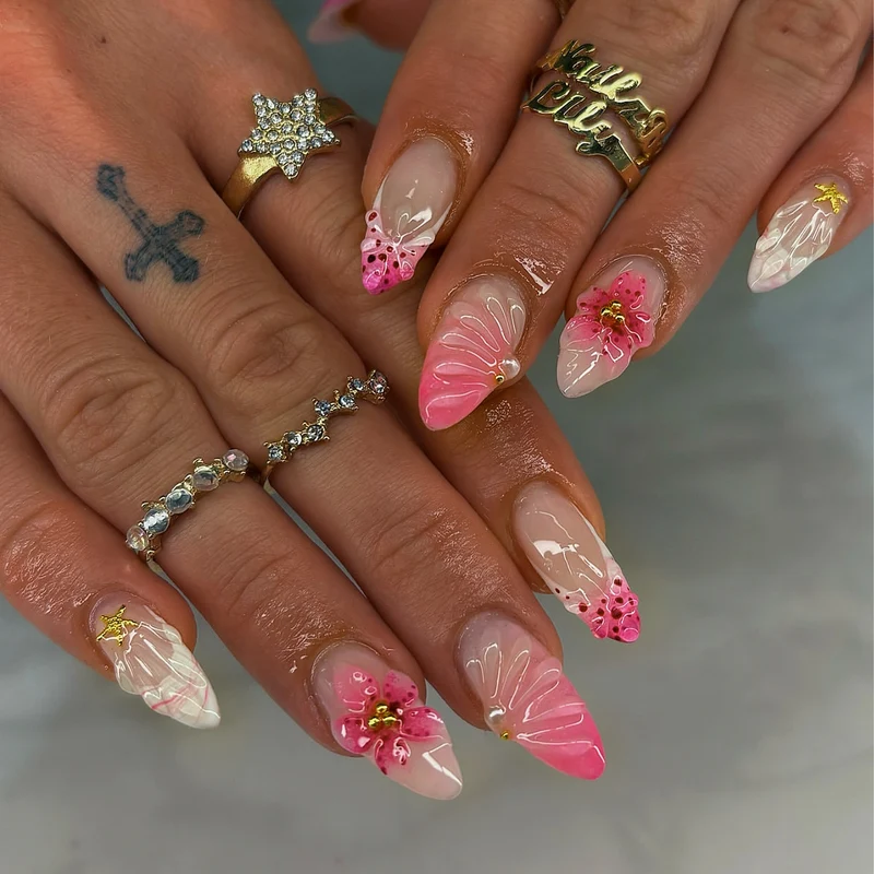 Künstlerisch floral gestaltete Press-On Nagelkunst Karnz