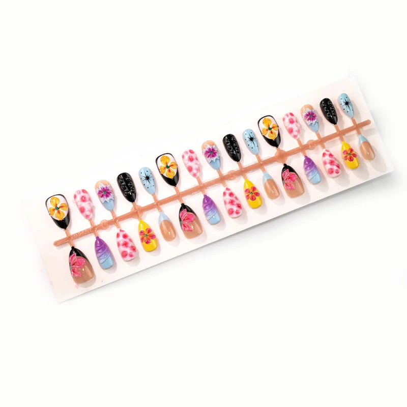 Künstlerisches florales Design Press-On Nagelset Karnz 1790636706