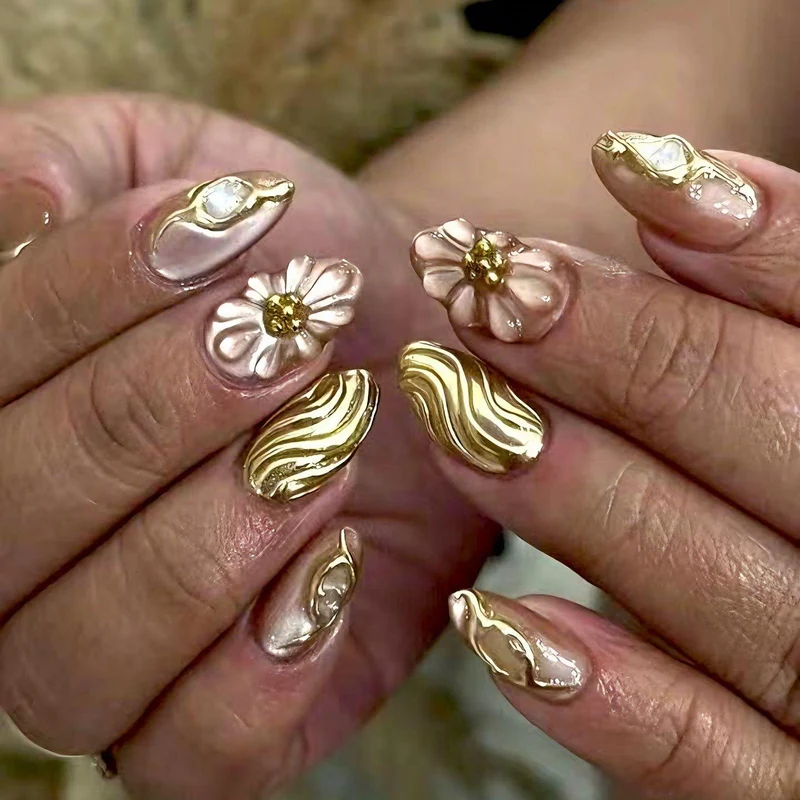 Künstlerische florale und metallische Press-On-Nagelkunst Karnz