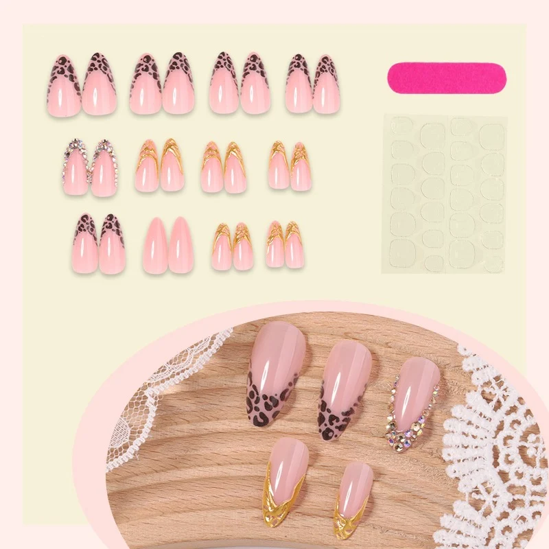 Trendige Kunstnägel mit Glitzer- und Tiermotiv Karnz