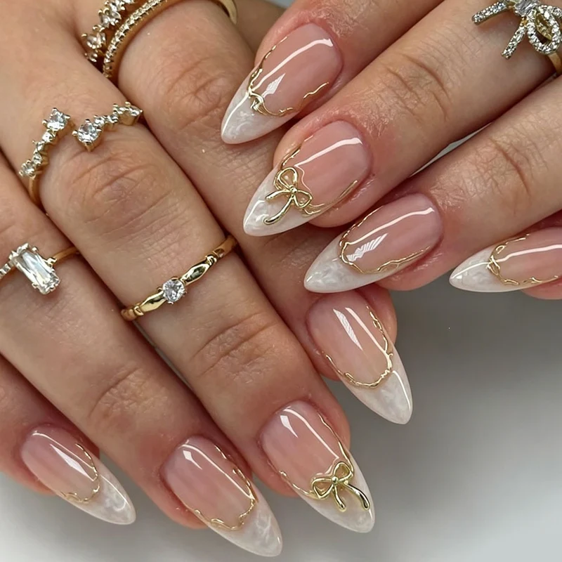 Stiletto Kunstnagelset mit eleganten goldenen Akzenten Karnz