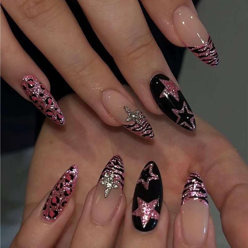Modisches Kunstnagelset mit tierischen und glitzernden Akzenten Karnz