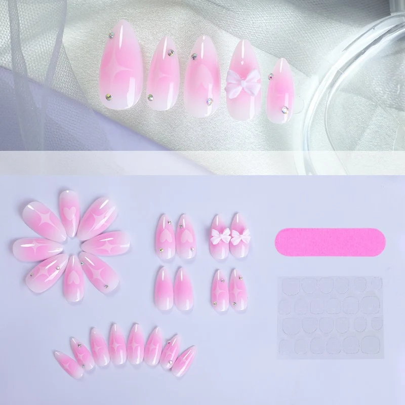 Kunstnagelset mit zarten Herzen und glitzernden Akzenten Karnz