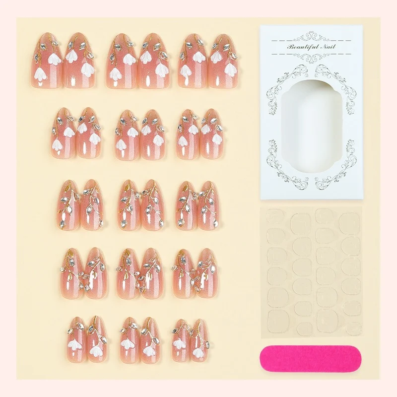 Kunstnagelset mit zarten floralen Mustern und eleganten Akzenten Karnz