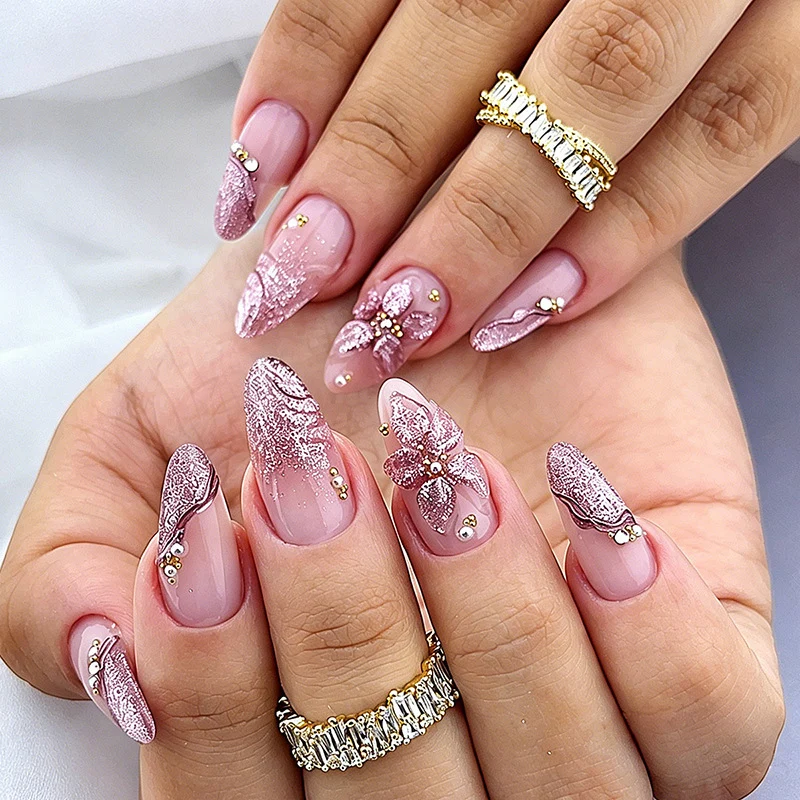 Kunstnagelset mit zarten floralen Designs und eleganten Glitzerdetails Karnz