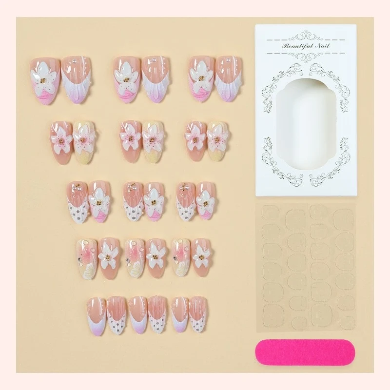 Kunstnagelset mit zarten floralen Designs und eleganten Akzenten Karnz