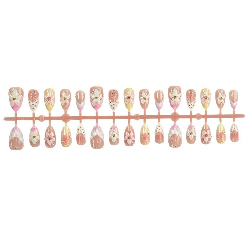 Kunstnagelset mit zarten floralen Designs und eleganten Akzenten Karnz