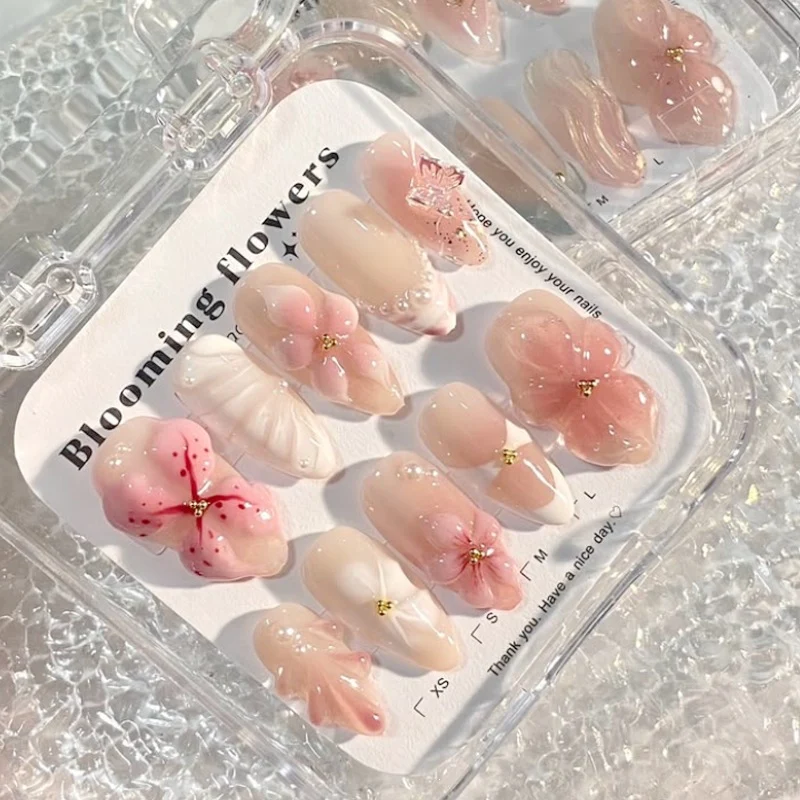 Kunstnagelset mit zarten Blüten- und Schmuckdetails Karnz