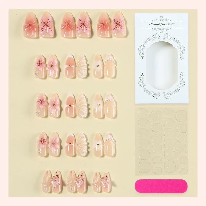 Kunstnagelset mit zarten Blüten- und Schmuckdetails Karnz