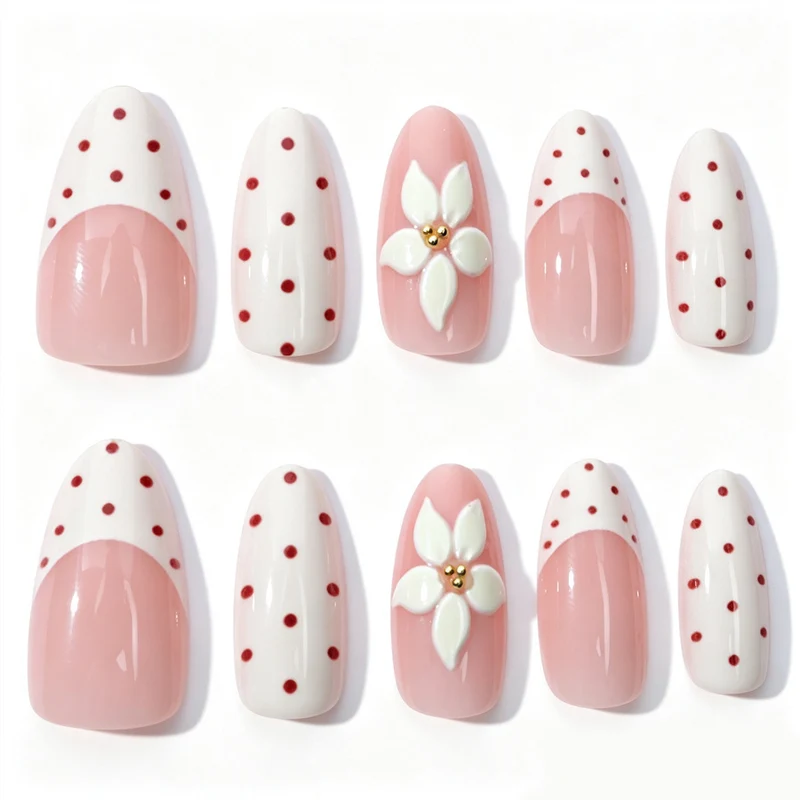 Kunstnagelset mit zarten Blüten- und Puntierungselementen Karnz