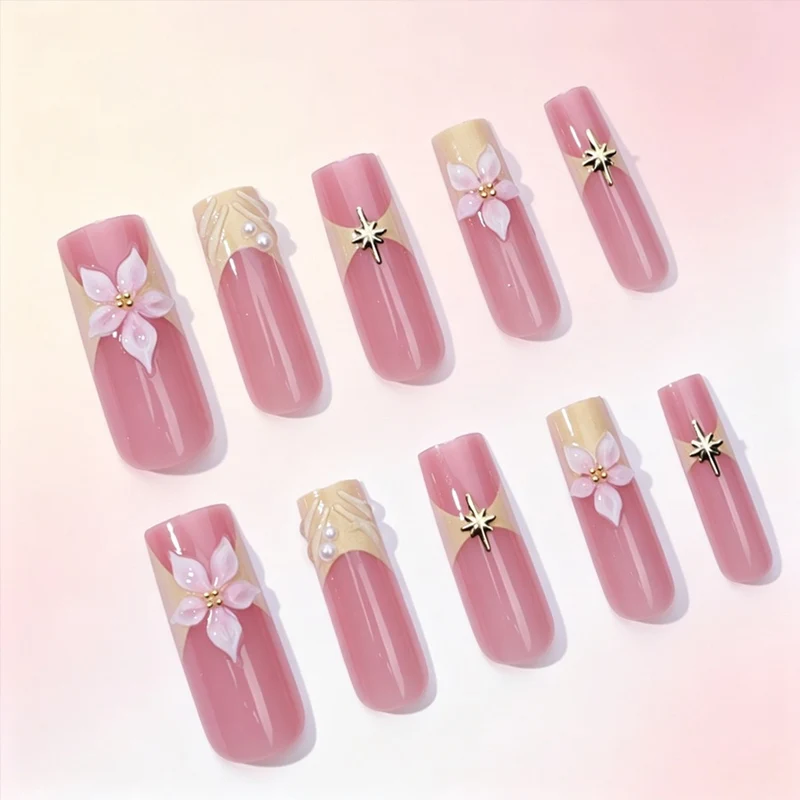 Kunstnagelset mit zarten Blüten- und Glitzerelementen Karnz