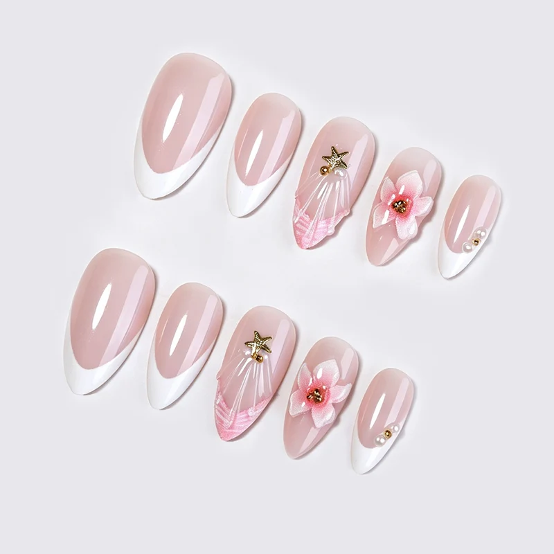 Kunstnagelset mit zarten Blüten- und Glitzerapplikationen Karnz