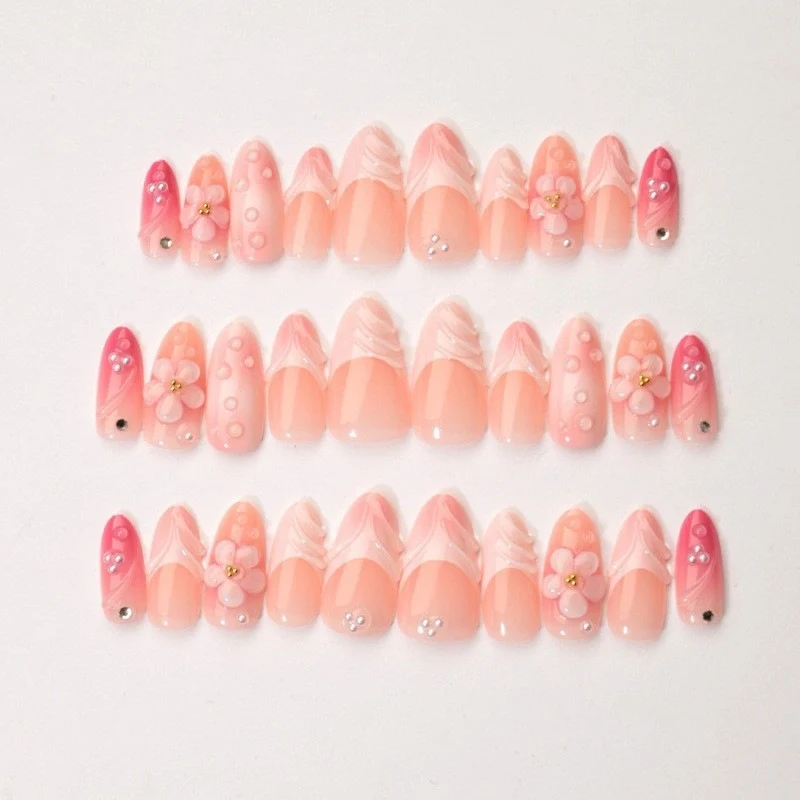 Kunstnagelset mit zarten Blüten- und Glitzerakzenten Karnz