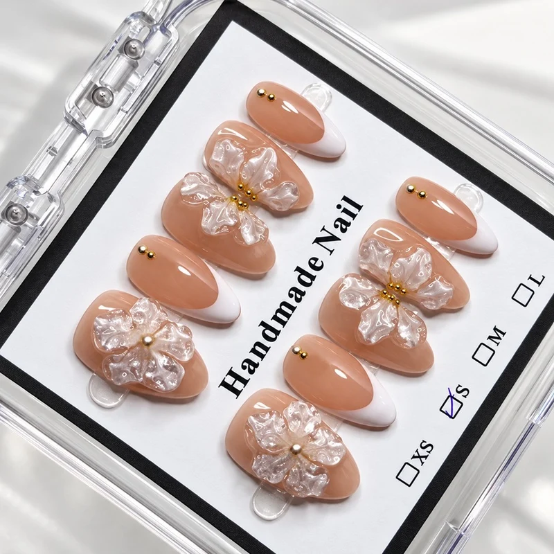 Kunstnagelset mit zarten Blumenmustern und eleganten Details Karnz