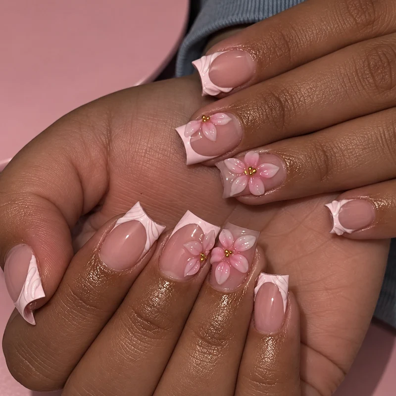 Kunstnagelset mit zarten Blumenmotiven Karnz