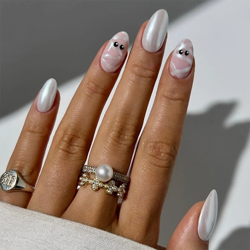 Kunstnagelset mit zarten Ballettmotiven und schimmernden Akzenten Karnz