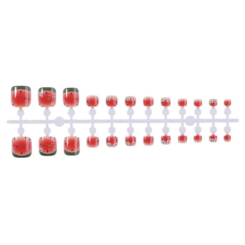 Kunstnagelset mit Wassermelonen-Design und floralen Akzenten Karnz
