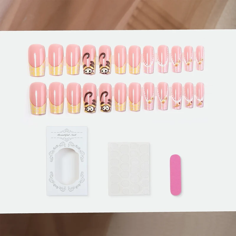 Kunstnagelset mit verspielten Tiermotiven und eleganten Verzierungen Karnz