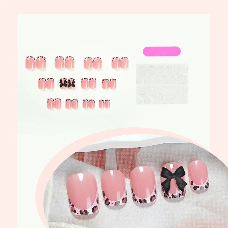 Kunstnagelset mit verspielten Mustern Karnz