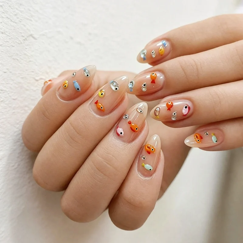 Kunstnagelset mit verspielten Fischmotiven Karnz