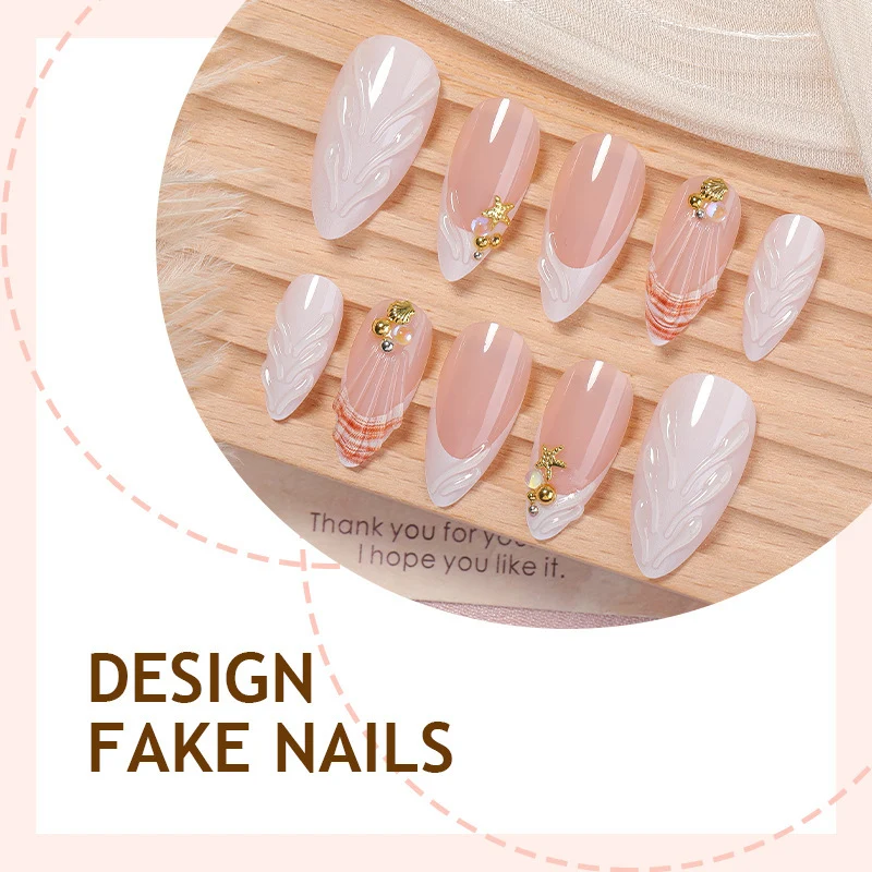 Kunstnagelset mit verspielten Designs und eleganten Akzenten Karnz