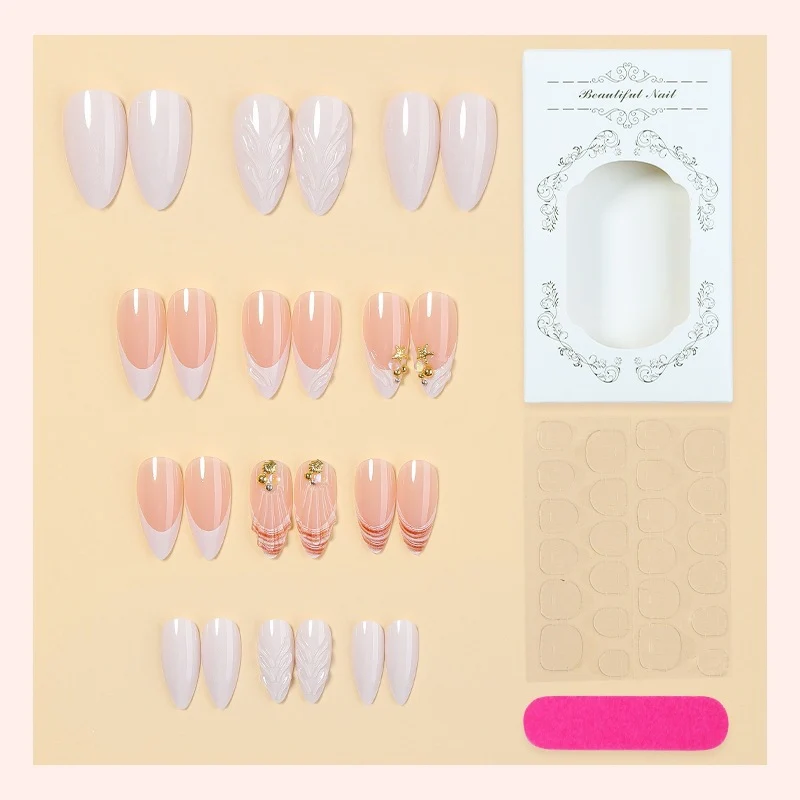 Kunstnagelset mit verspielten Designs und eleganten Akzenten Karnz