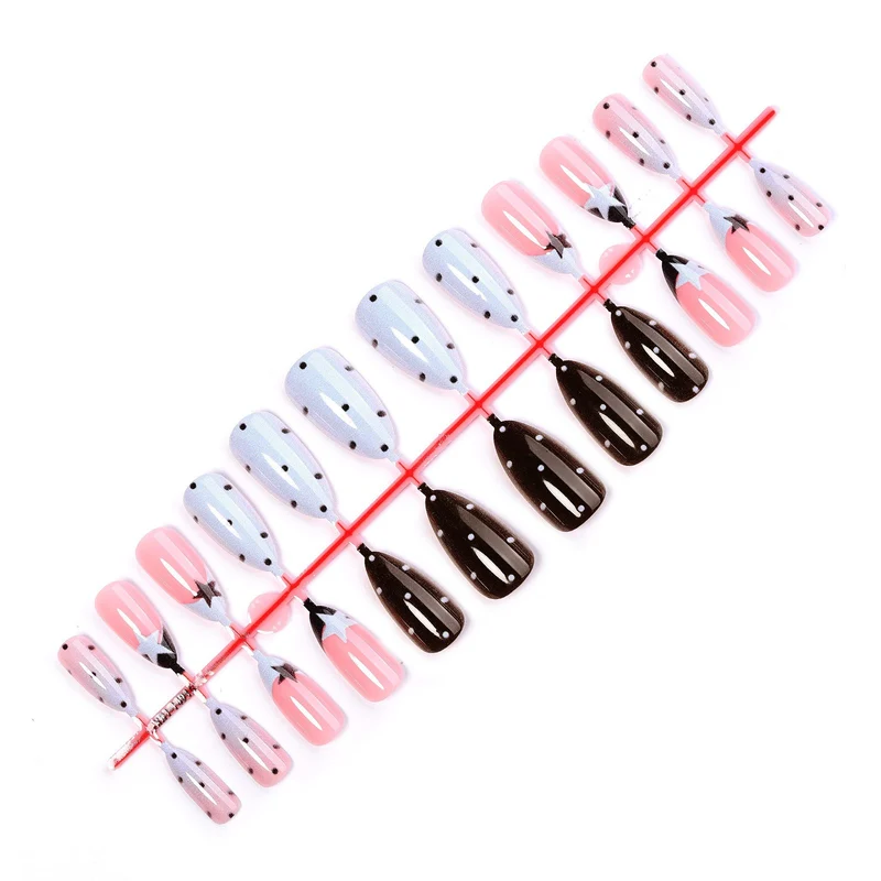 Kunstnagelset mit verspielten Designs Karnz