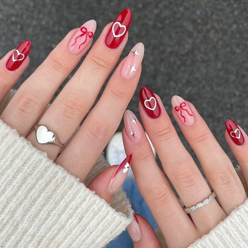 Kunstnagelset mit verspielten Akzenten Karnz