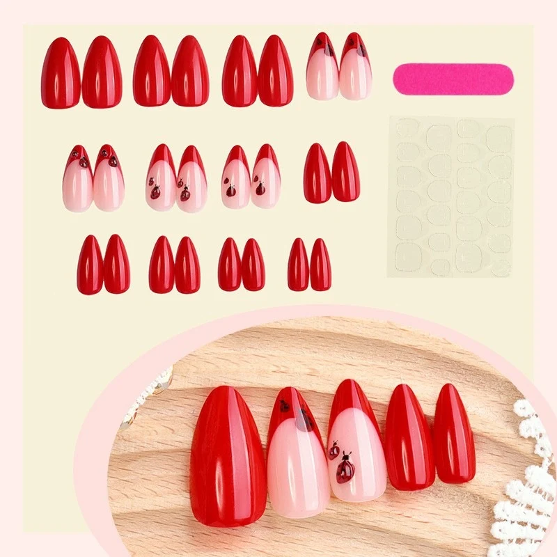 Kunstnagelset mit verspieltem Design und stilvollen Akzenten Karnz