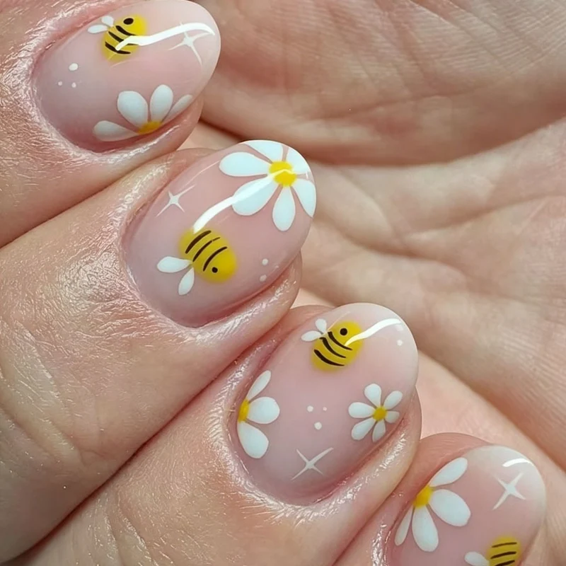 Kunstnagelset mit verspieltem Bienen- und Blumenmotiv Karnz