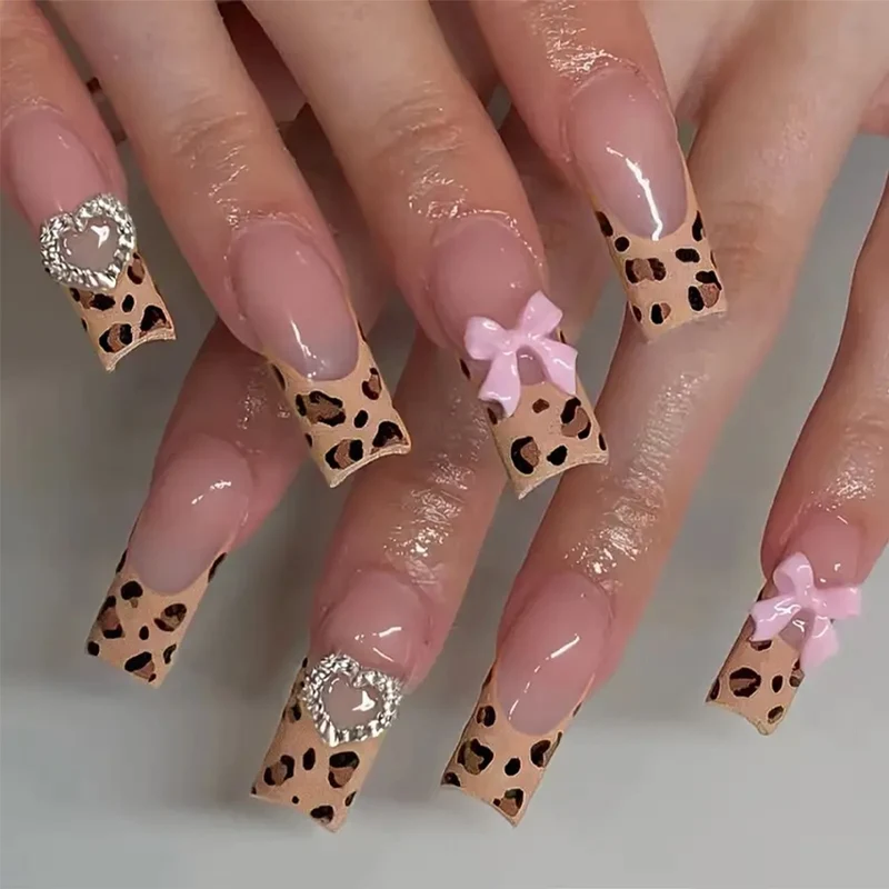 Kunstnagelset mit trendigem Leopardenmuster und verzierten Details Karnz