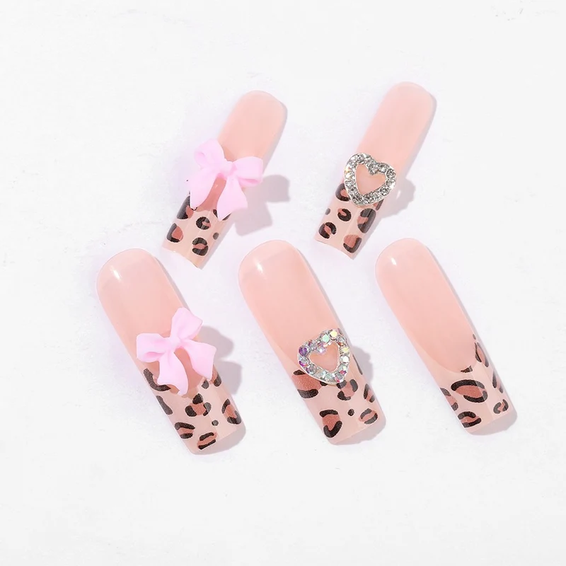 Kunstnagelset mit trendigem Leopardenmuster und verzierten Details Karnz